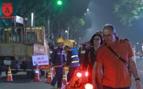 Hàng trăm công nhân hối hả nạo vét bùn hồ Hoàn Kiếm trong đêm